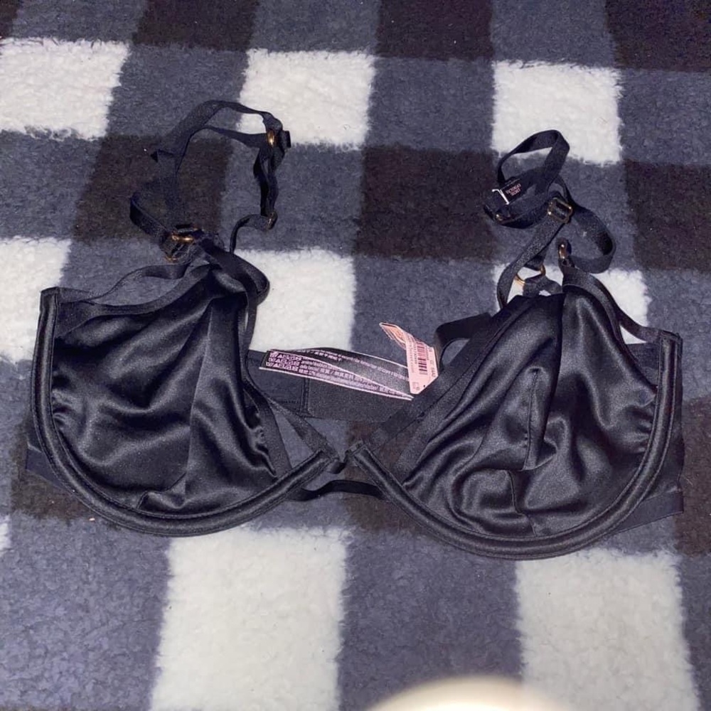 NEW WITH TAGS Victoria’s Secret very sexy unlined plunge size 34DD